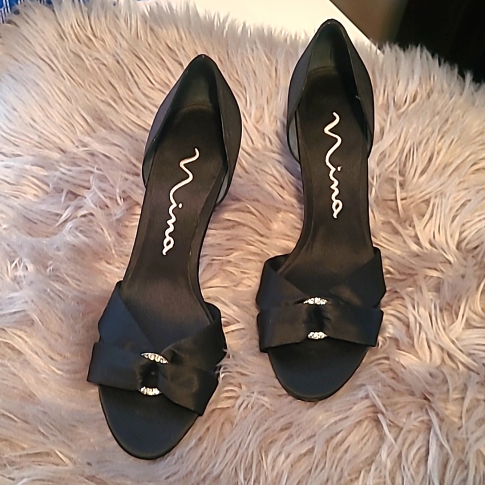 NINA BLACK HEELS SIZE 7.5 MEDIUM 2 inches heels.